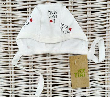 Шапочка на байці з зав'язками молочного кольору з принтом " love MOM DAD " для новонароджених Т09/1 Фт38-40 love MOM DAD - виробник одягу для новонароджених TimiTex