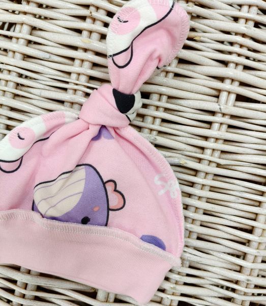 Шапочка на байці з вузликом рожевого кольору з принтом "Squishmallows" для дівчинки Т09/3 Фт38-40 Squishmallows - виробник одягу для новонароджених TimiTex