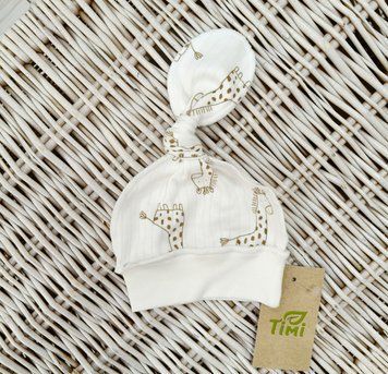 Шапка в рубчик з вузликом молочного кольору з принтом "жирафи" для новонароджених Т09/3 ІР38-40 жирафи - виробник одягу для новонароджених TimiTex