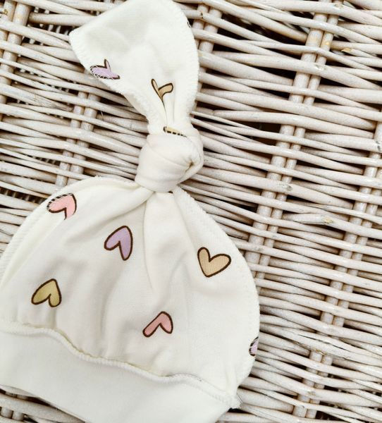 Шапочка на байці з вузликом молочного кольору з принтом "сердечки рожеві" для дівчинки Т09/3 Фт38-40 сердечки рожеві - виробник одягу для новонароджених TimiTex